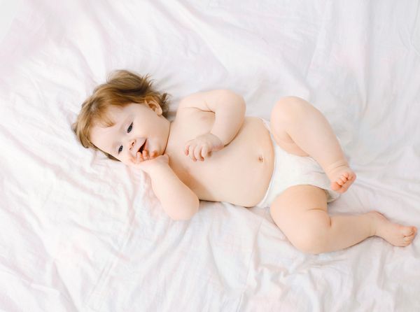 کودک شیرین که روی تخت در خانه خوابیده است نمای عالی