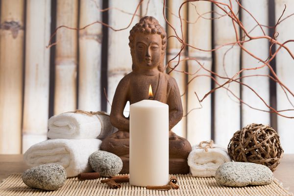 مفهوم سلامتی بودا شمع حوله سنگ های ذن