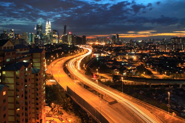 پیست نور در بزرگراه شلوغ با منظره شهر کوالالامپور