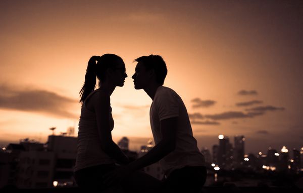 زن و شوهر جوان رمانتیک در شهر بوسیدن