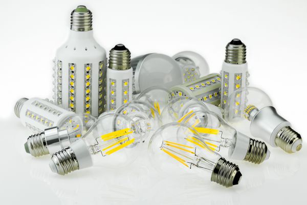 تعداد لامپ های LED E27 با اندازه و نوع مختلف تراشه همچنین خنک کننده های مختلف