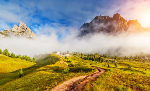 منظره عالی از رشته کوه مه آلود Tofane از گذر Falzarego پارک ملی دولومیت ها دولومیتی تیرول جنوبی مکان Cortina d amp x27؛ Ampezzo ایتالیا اروپا صحنه دراماتیک دنیای زیبایی