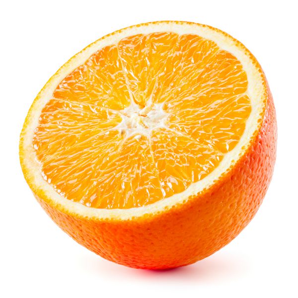 نیمه نارنجی میوه جدا شده بر روی زمینه سفید