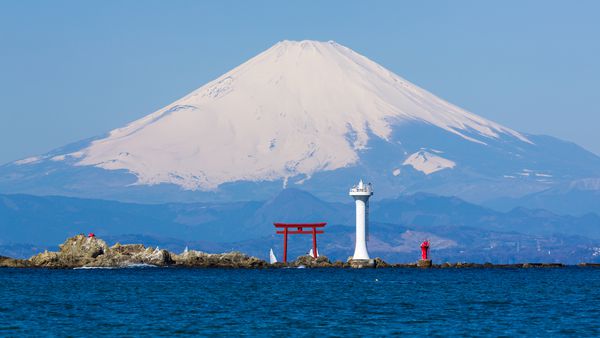 حرم و فانوس دریایی ژاپن از خلیج ساگامی در یوکوسوکا بخشدار کاناگاوا در زمستان