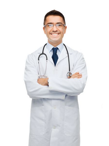 مراقبت های بهداشتی حرفه ای مردم و مفهوم دارو لبخند پزشک مرد با کت سفید