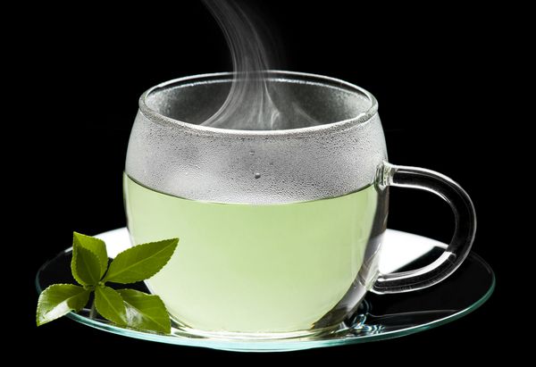 چای سبز جدا شده روی سیاه از نزدیک