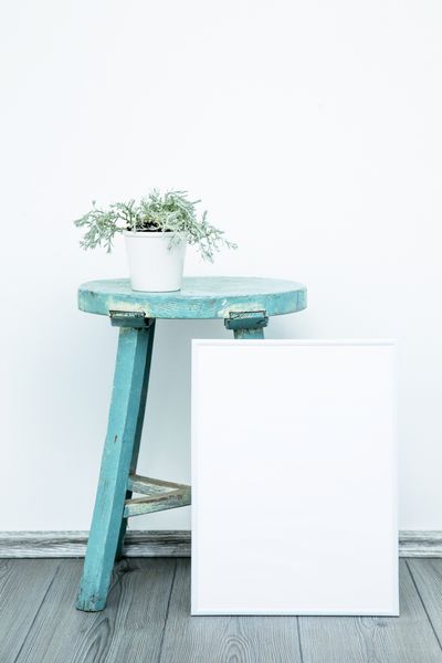 قاب سفید با مکانی برای متن مدل آزمایشگاهی ماکت فضای داخلی اتاق اسکاندیناوی Hipster گلدان سفید با گل روی یک میز قهوه آبی