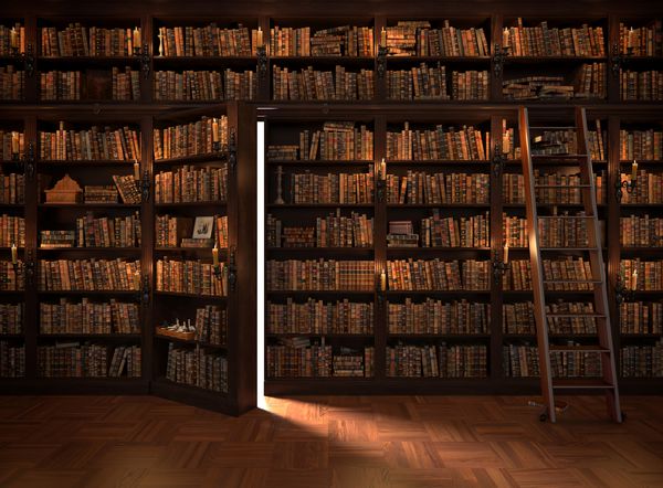 درب مخفی در قفسه کتاب کتابخانه مرموز با روشنایی شمع با چیزهای پرنعمت