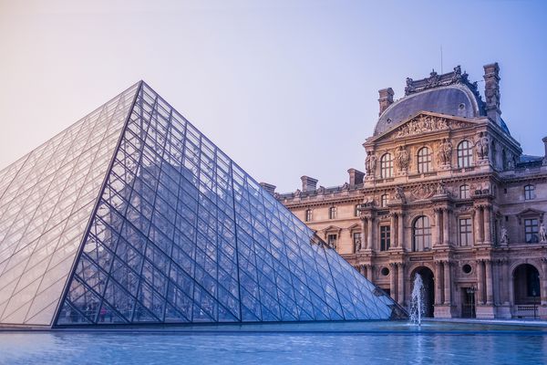 پاریس فرانسه 21 مارس هرم بزرگ شیشه ای و حیاط اصلی موزه لوور در 21 مارس 2015 موزه لوور یکی از بزرگترین موزه های جهان است