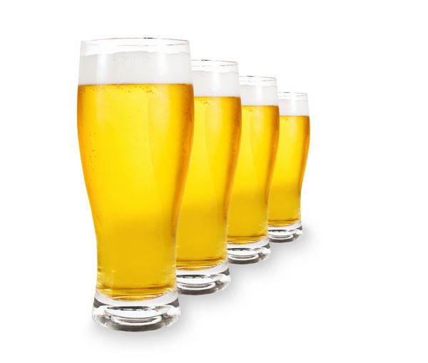 ردیف pints جدا شده در پس زمینه سفید