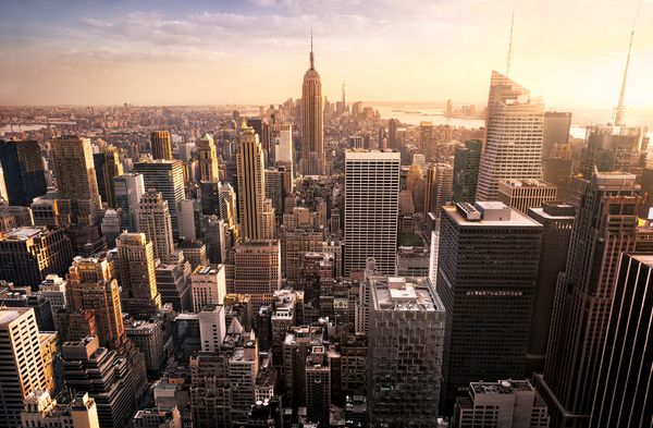 افق شهر نیویورک با آسمان خراش های شهری در غروب آفتاب ایالات متحده آمریکا