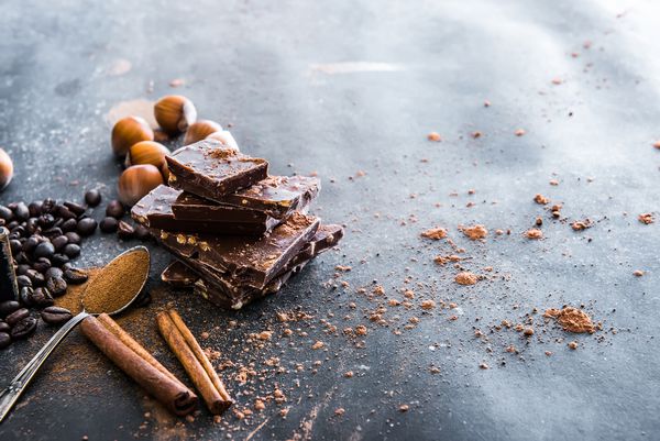 شکلات آجیل ادویه جات ترشی جات روی یک میز سیاه صاف