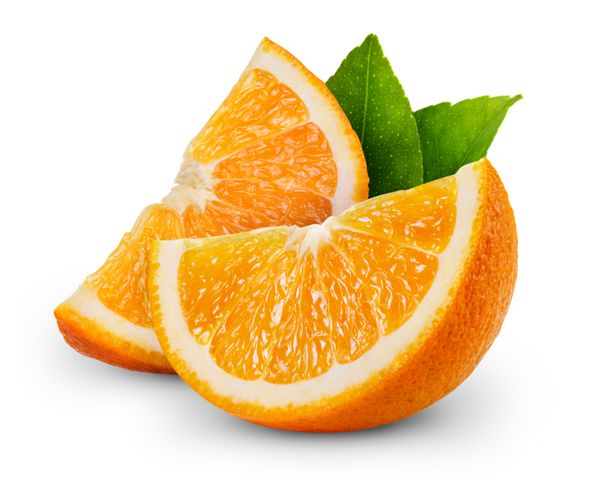 برش میوه پرتقال جدا شده در پس زمینه سفید