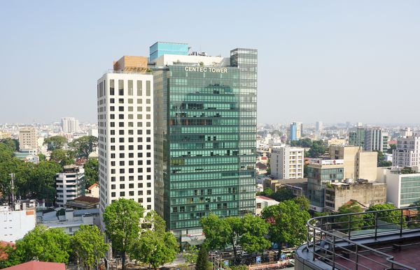 SAIGON ویتنام 18 ژوئیه 2015 ساختمان های مدرن در شهر هوشی مین از بالای ساختمان مشاهده شده است شهر هوشی مین بزرگترین شهر ویتنام با جمعیتی در حدود 10 میلیون نفر است