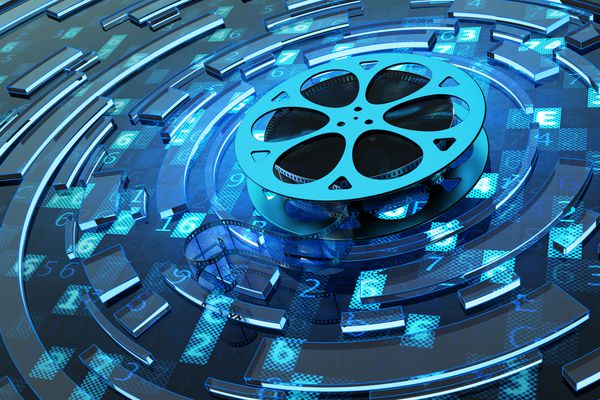 مفهوم ویدئویی و چندرسانه ای دیجیتالی حلقه های فیلم در زمینه فناوری آبی با کد رایانه و حلقه های انتزاعی
