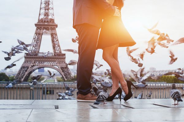 زن و شوهر در نزدیکی برج ایفل در پاریس بوسه عاشقانه