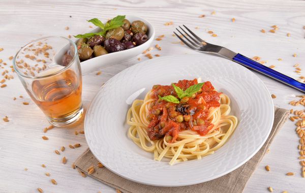 اسپاگتی با گوجه فرنگی و زیتون و برگ نعناع
