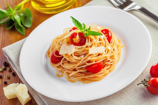 پاستا با سس گوجه فرنگی پنیر پارمسان و ریحان غذای ایتالیایی