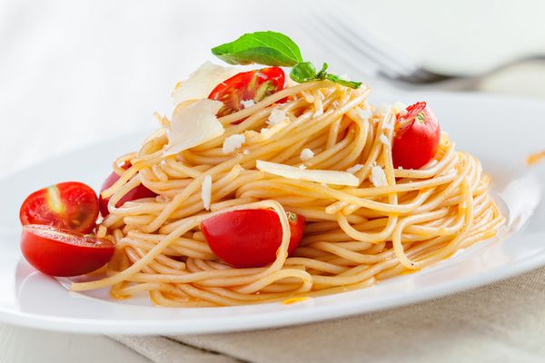 ماکارونی ایتالیایی با سس گوجه فرنگی اسپاگتی