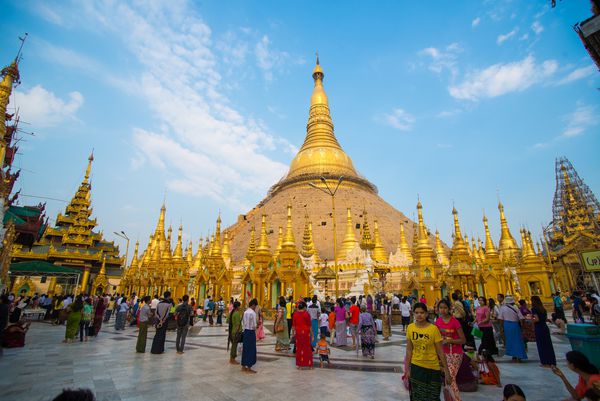 MYANMAR یانگوئون 28 فوریه 2015 قدم زدن مردم در پاگودای شونداگون در یانگون میانمار Shwedagon Pagoda مقدس ترین آئین بودایی برای برمه ها است