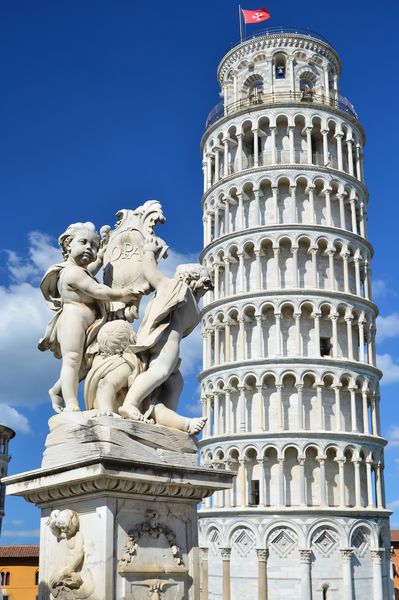 مجسمه با 3 کروب جلوی برج تکیه گاه پیزا در پیزا ایتالیا