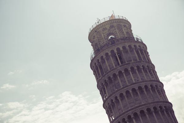 برج مشهور Leaning of Pisa در ایتالیا جلوه رنگی نور کم