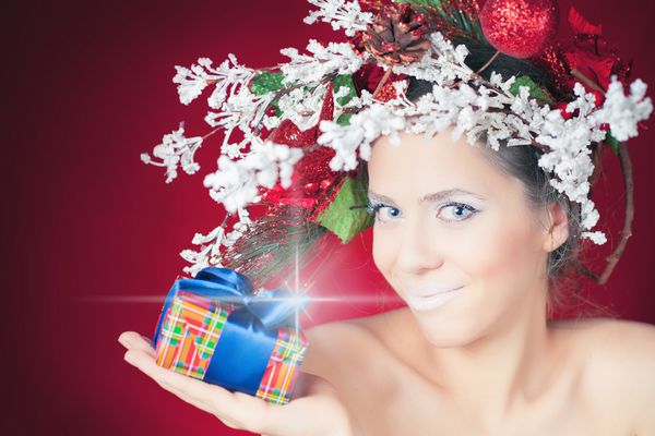 خرید کریسمس با زن زمستانی مدل موهای درخت و آرایش برای تعطیلات برای هدیه یا جعبه هدیه برای شما چراغ های جادویی ستاره مدل لباس زیبایی پس زمینه قرمز سال نو یا سبک هالووین