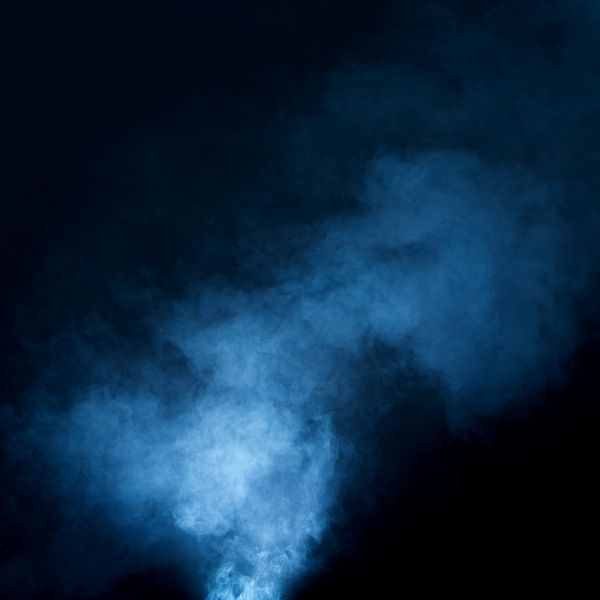 مه شناور و چرخان بر روی زمینه سیاه با رنگ آبی