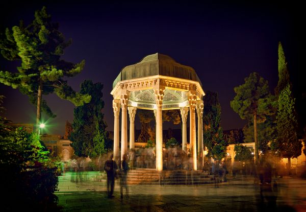 شب آرام آرامگاه حافظ بزرگ شاعر بزرگ ایرانی در شیراز