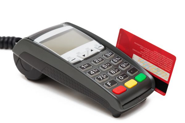 ترمینال کارت اعتباری و کارت اعتباری قرمز در پس زمینه سفید