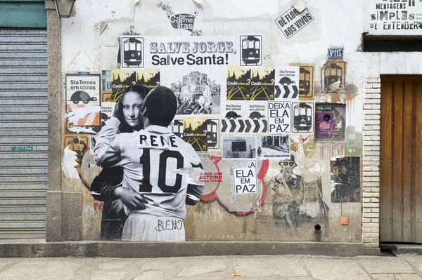 RIO DE JANEIRO BRAZIL 22 اکتبر 2015 هنر خیابانی که آغوش صمیمی بین ستاره فوتبال پله و مونا لیزا را به تصویر می کشد یک دیوار در محله سانتا ترزا را تزئین می کند