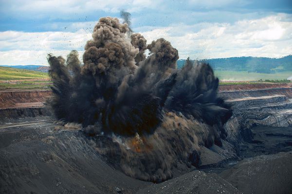 کارهای منفجره در معدن زغال سنگ