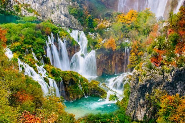 نمای دقیق آبشارهای زیبا در آفتاب در پارک ملی Plitvice کرواسی