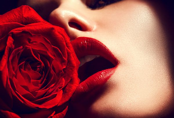 لبهای زن با رژ لب قرمز و گل رز قرمز زیبا