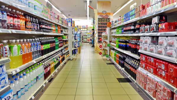 KUALA LUMPER مالایا 20 ژوئن 2015 نمای راهرو در یک سوپرمارکت ذخیره سازی سرد زنجیره سوپر مارکت های سنگاپور و مالزی 67 فروشگاه در دو کشور را اداره می کند