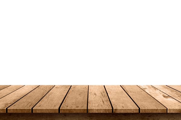 میز چوبی خالی که در زمینه سفید جدا شده و برای نمایش یا مونتاژ محصولات شما استفاده می شود