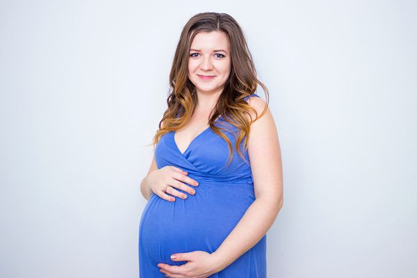 زن باردار زیبایی شکم باردار زن باردار زیبا که انتظار کودک را دارد مفهوم زایمان