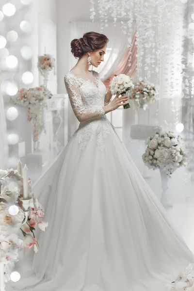 زنی زیبا که در لباس عروسی قرار می گیرد
