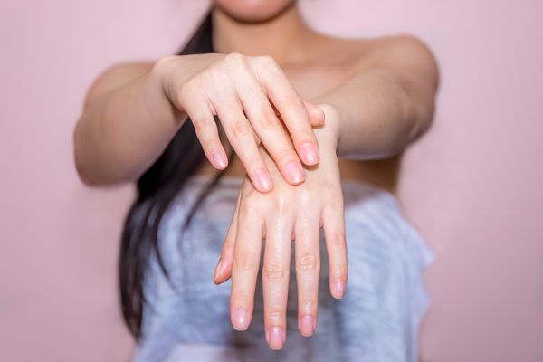 دستان زن زیبا کرم استفاده می کنند