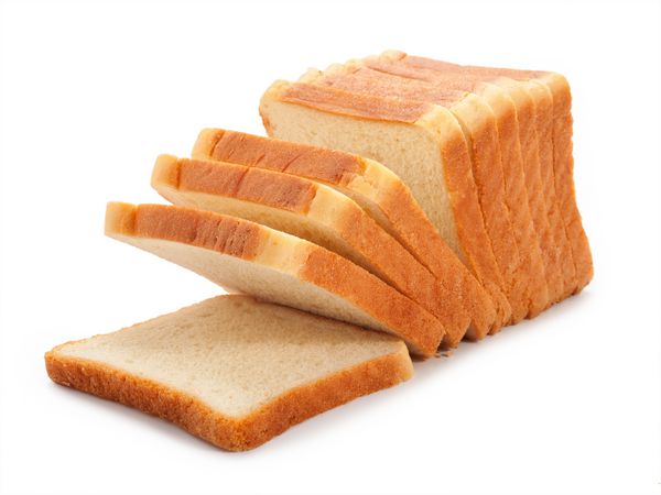 نان گندم نان تست شده خرد شده بر روی زمینه سفید