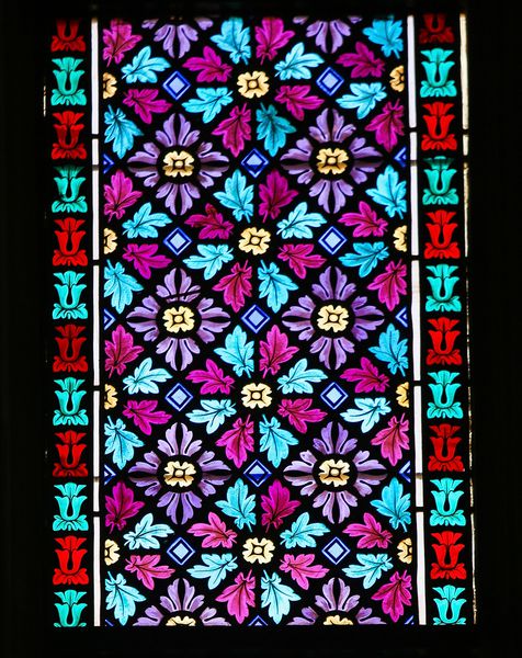 پراگ جمهوری چک 2 آوریل 2016 پنجره شیشه ای رنگ آمیزی در کلیسای جامع سنت ویتوس پراگ یک الگوی متقارن از گل و برگ