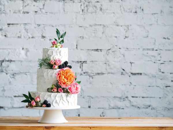 کیک عروسی سفید با گل و زغال اخته