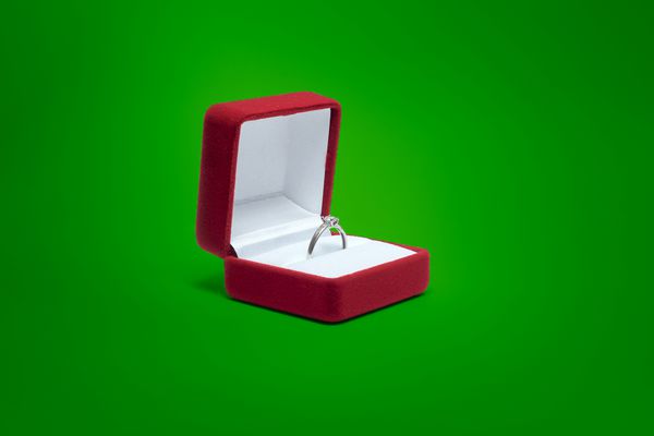 حلقه های عروسی در یک جعبه