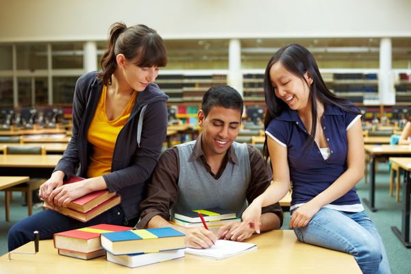 سه دانشجوی در کتابخانه دانشگاه می آموزند