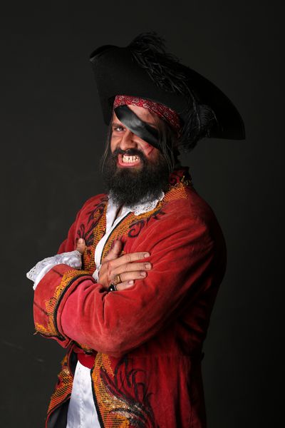 پرتره مرد خوش تیپ با لباس دزدان دریایی