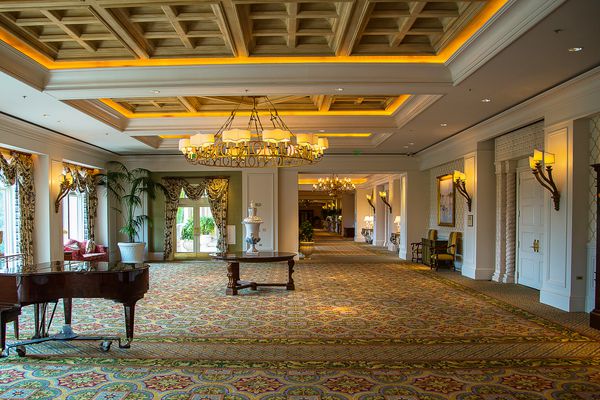 اتاق نشیمن لوکس و عظیمی با پیانو در هتل ماریوتی داخلی زیبا