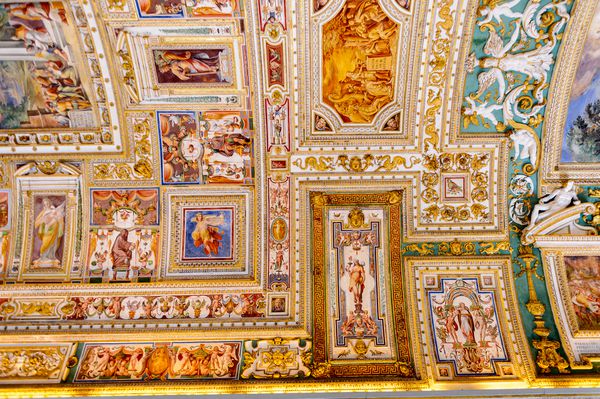 واتیکان شهر واتیکان 7 مه 2016 نقاشی روی دیوارها و سقف در گالری نقشه ها در موزه واتیکان در سال 1506 تأسیس شد