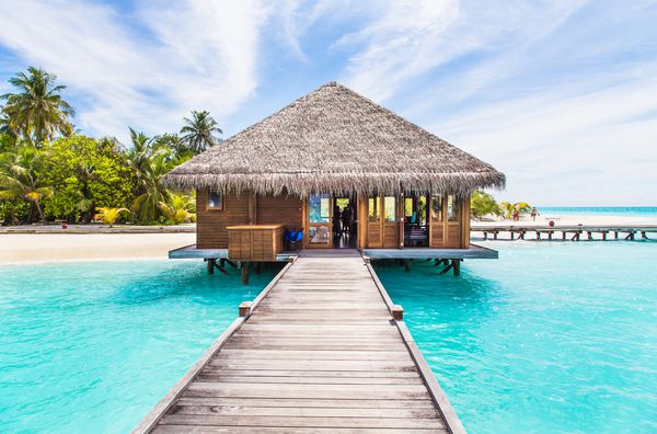 ویلاهای واتر ییلاقی در جزیره گرمسیری ایده آل شن و ماسه سفید زیبا در ساحل گرمسیری آبی آبی آبی با کف دست نارگیل جزایر مالدیو