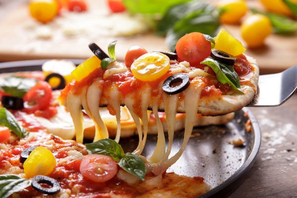 پرتره نزدیک پنیر ذوب شده در پیتزا خانگی ایتالیایی