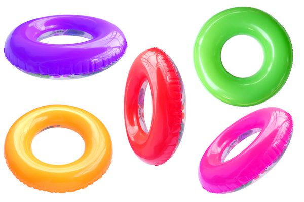 گروه حلقه شنا رنگارنگ جدا شده در پس زمینه سفید